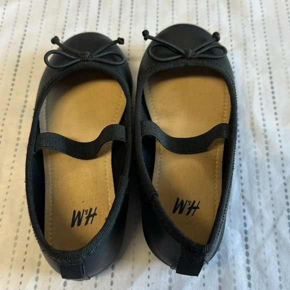 H&M - NWOT - Black Ballet Flats. Size 8.5 - Picture 3 of 7